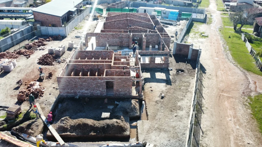 Drohnenaufnahme: Rohbau aus Ziegelmauerwerk entsteht auf dem Gelände des Eagle’s Nest Community Center.